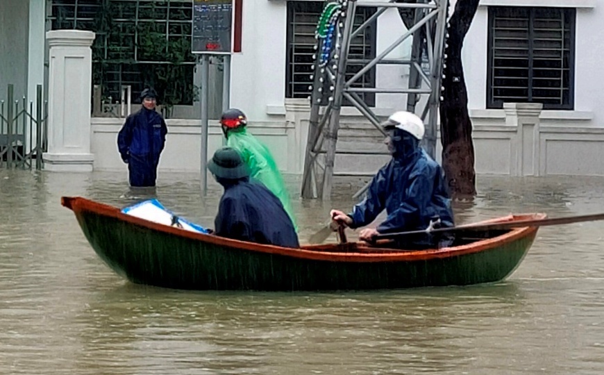 Bo doi Nghe An chi vien Ha Tinh chong lu hinh anh