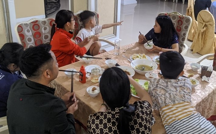 Chu khach san cho nguoi dan o mien phi tranh lu hinh anh