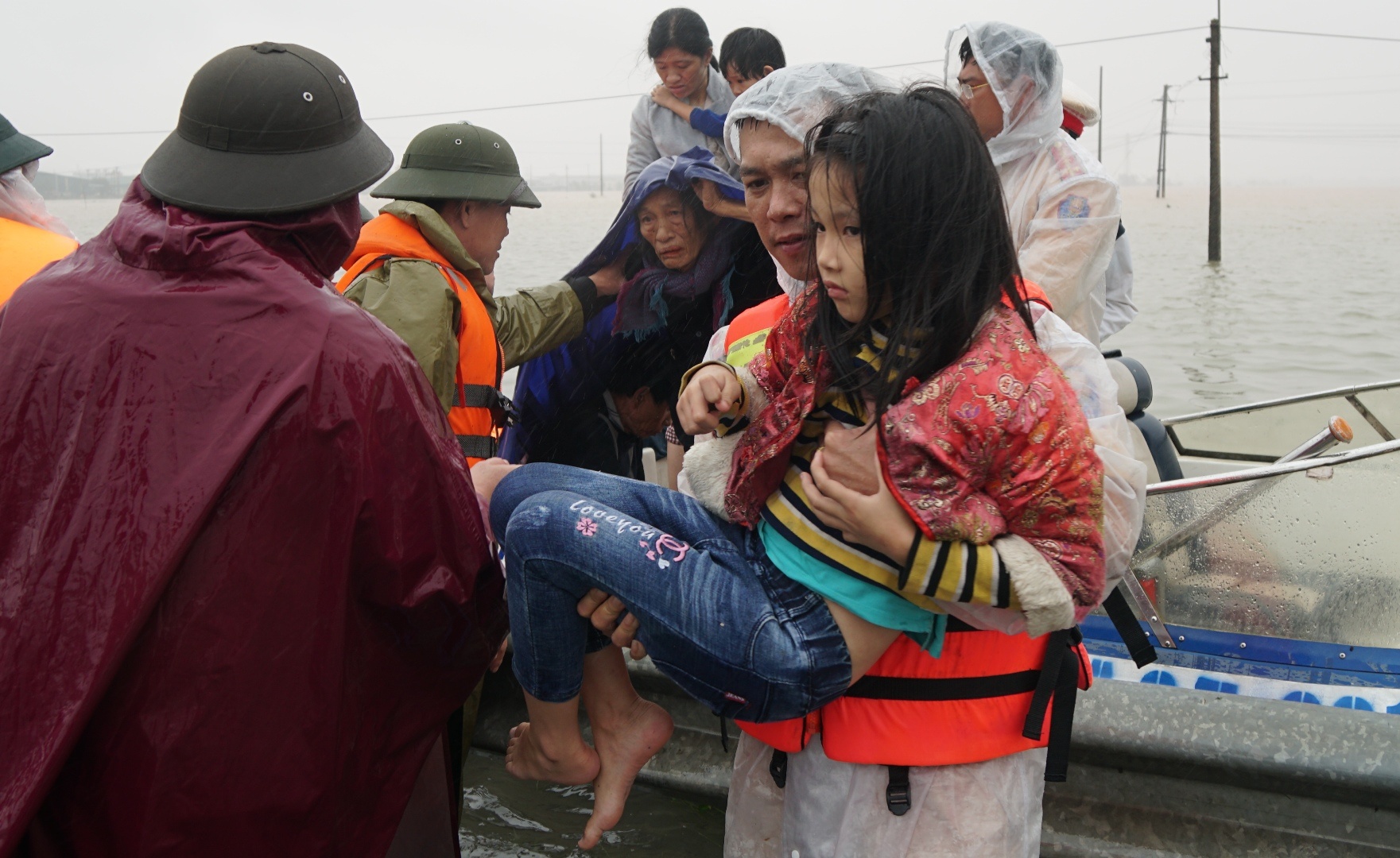 canh sat giup dan so tan anh 10