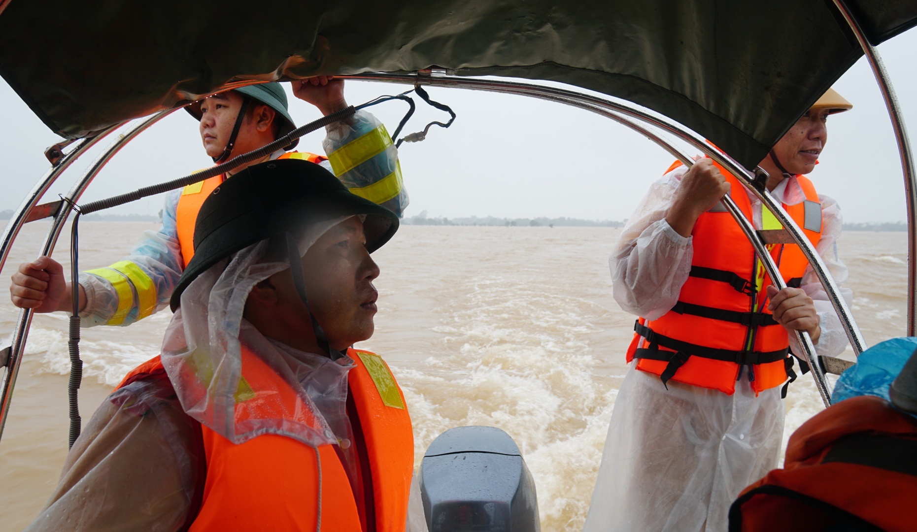 canh sat giup dan so tan anh 2