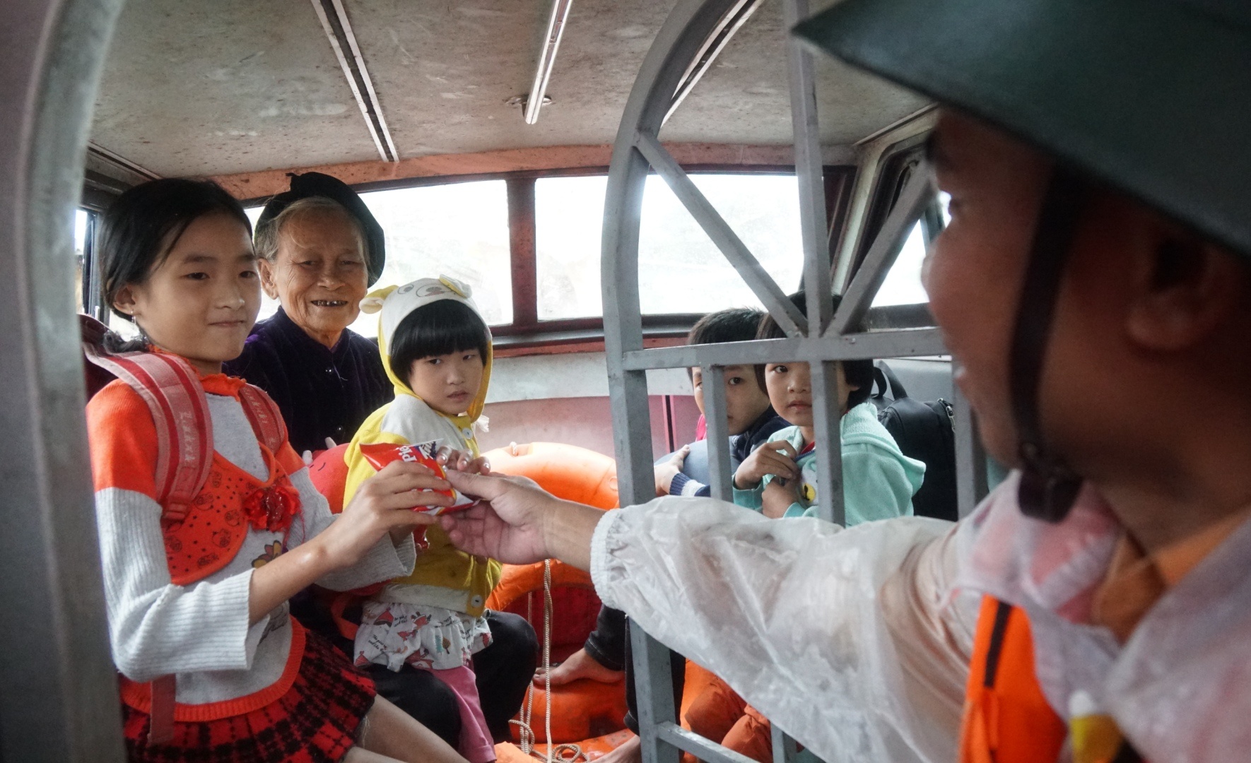 canh sat giup dan so tan anh 9