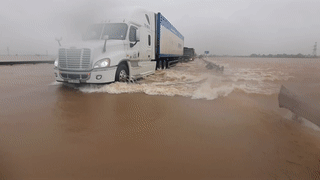 Dong xe nhich tung met qua dong nuoc lu nhu thac hinh anh