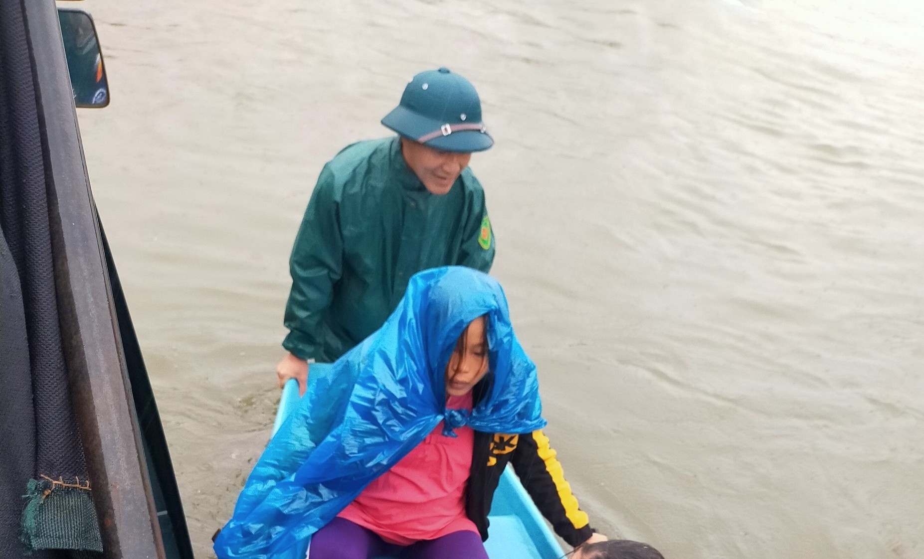 Nhung san phu vuot can trong lu du hinh anh