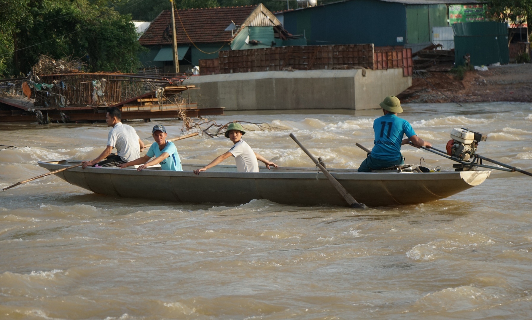 Lai do cuu 300 nguoi dan anh 3