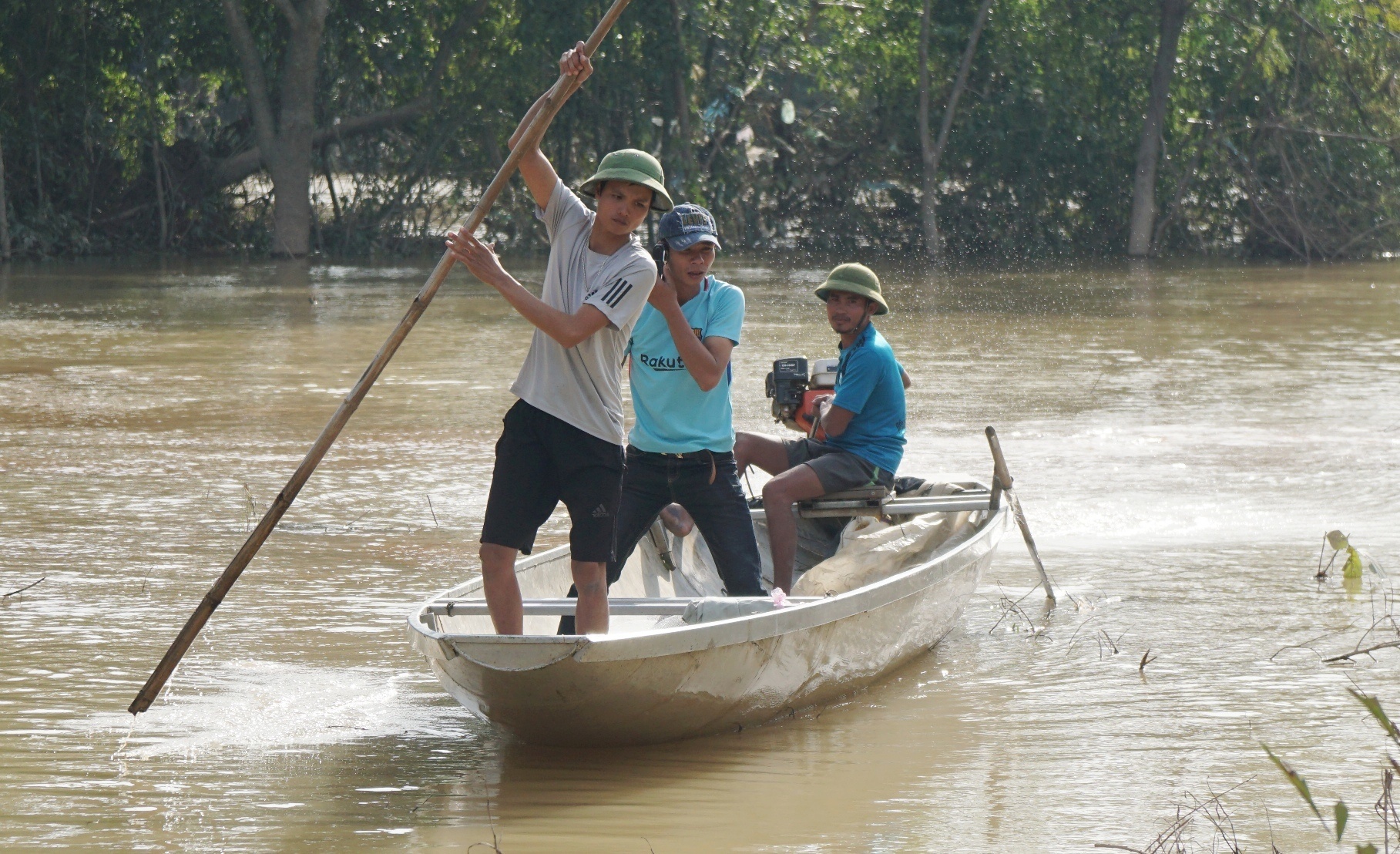 Lai do cuu hon 300 nguoi dan trong con lu hinh anh
