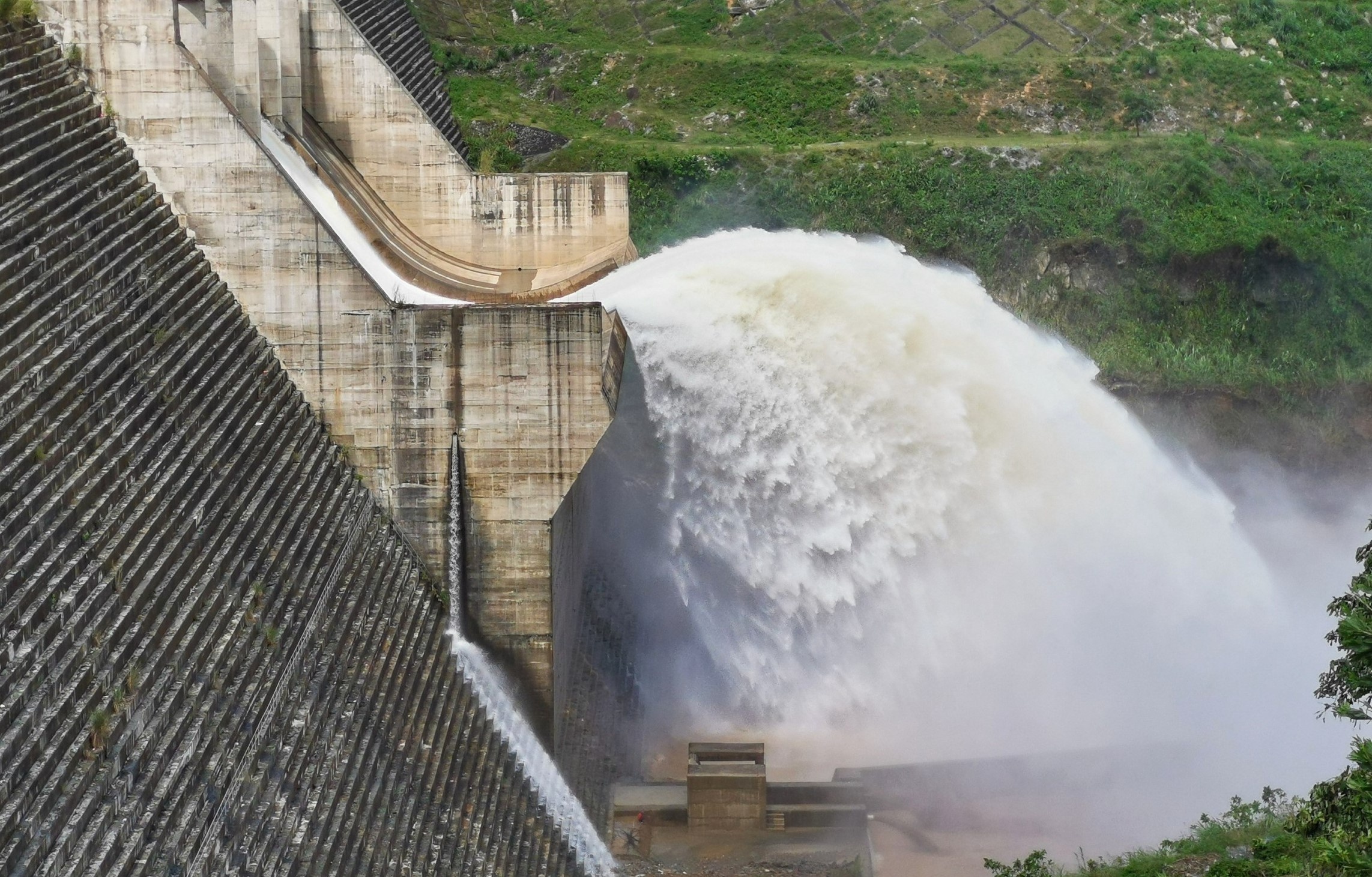 11 ho thuy dien mien Trung - Tay Nguyen dang xa lu the nao? hinh anh