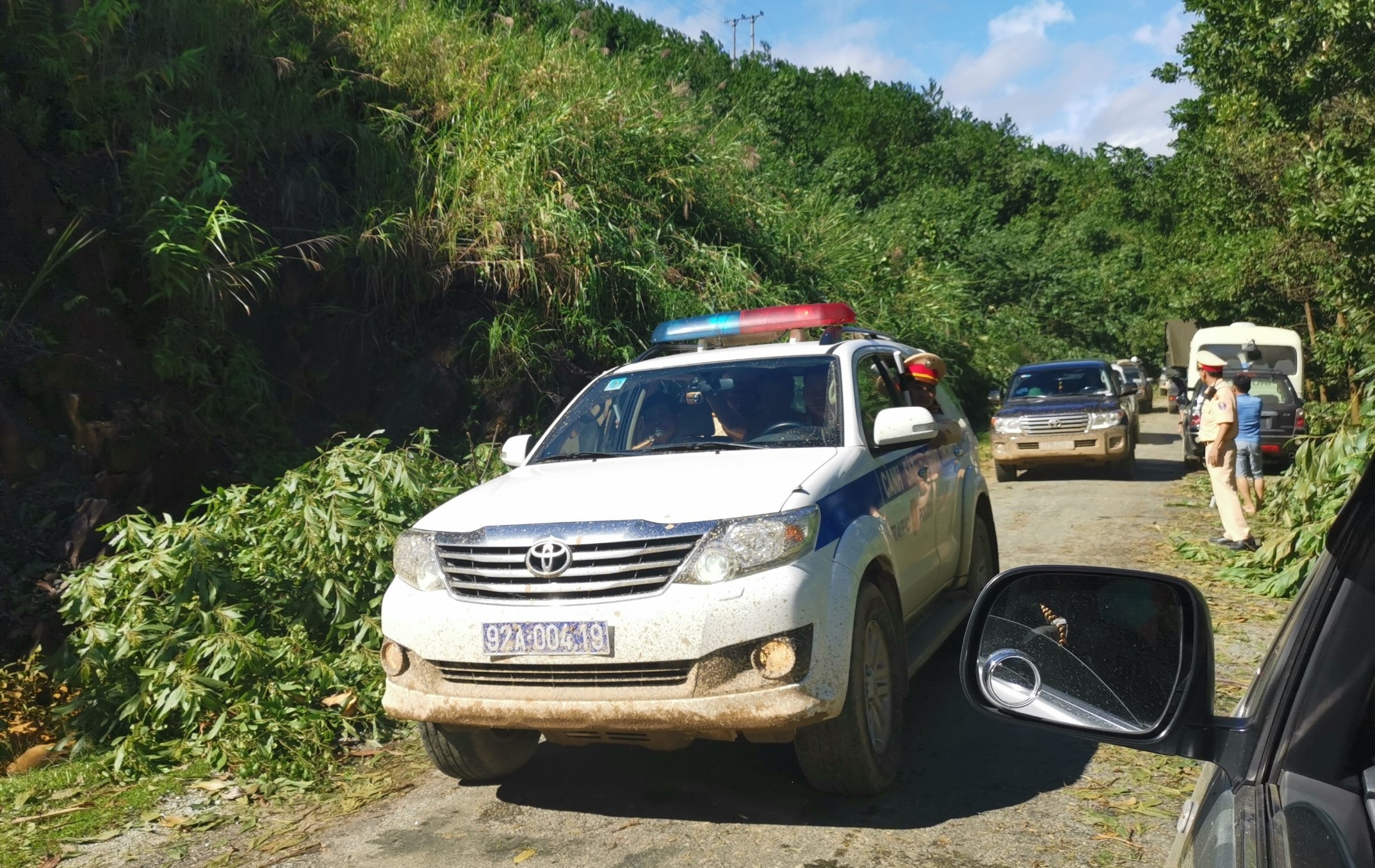 Hon 100 canh sat san sang cuu nan anh 1