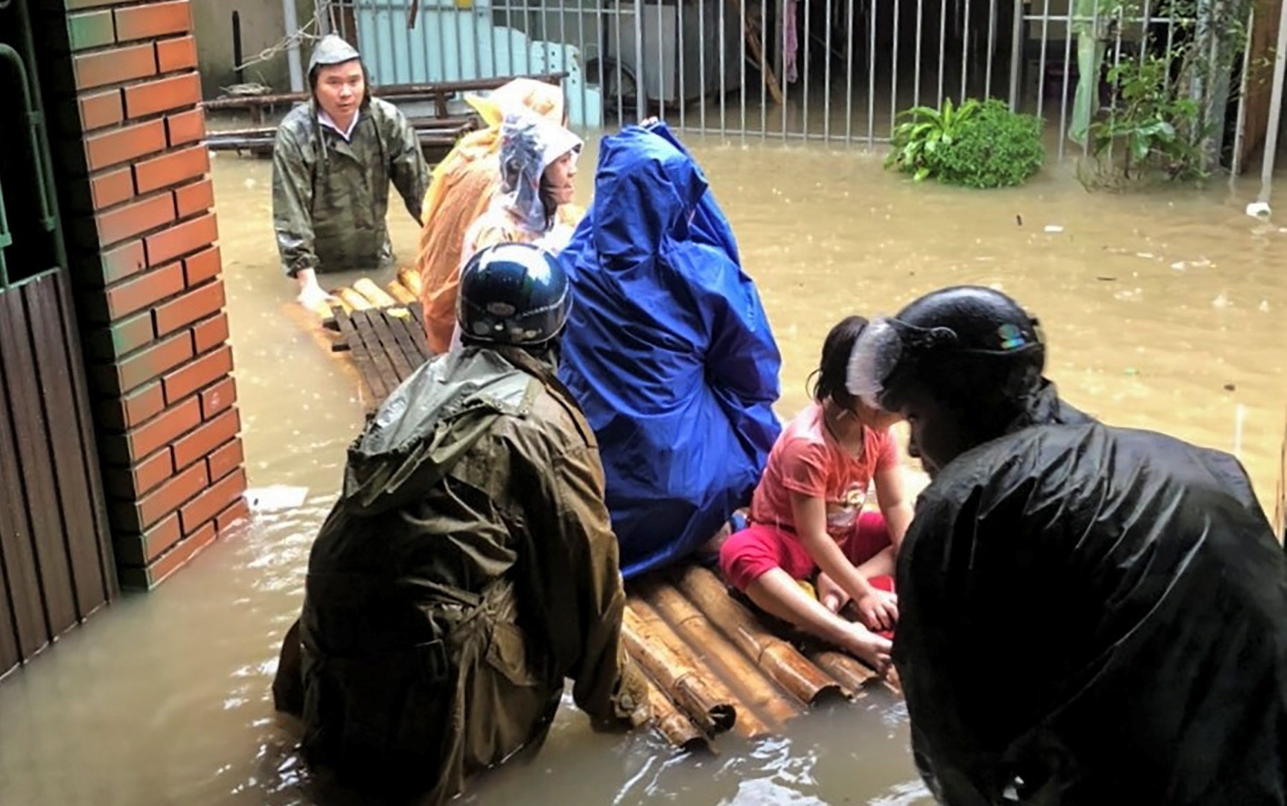 giai cuu nguoi Vinh mac ket anh 6