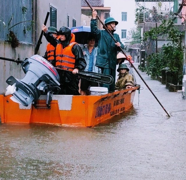 giai cuu nguoi Vinh mac ket anh 4