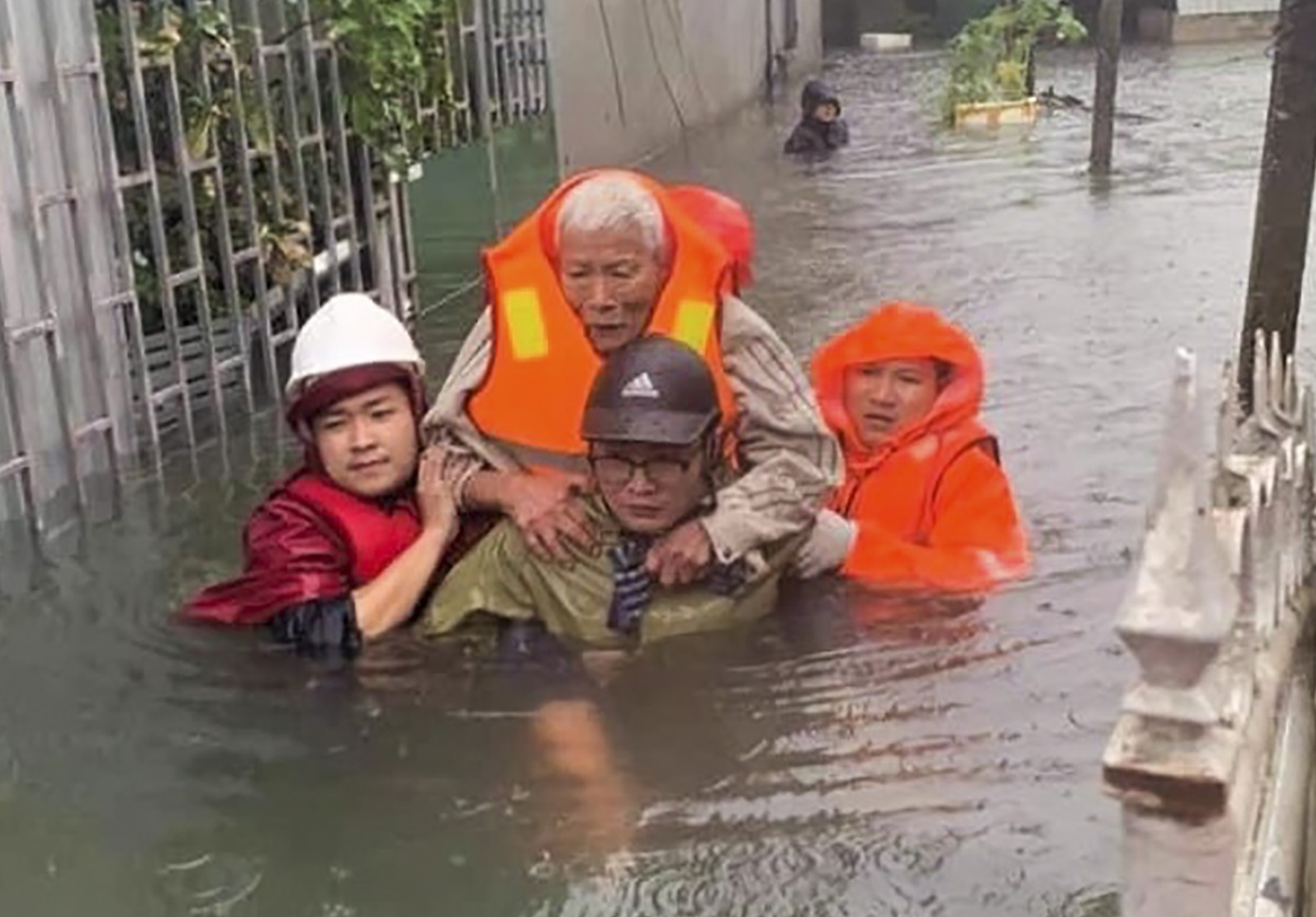 Giai cuu gan 200 ho dan TP Vinh mac ket giua bien nuoc hinh anh