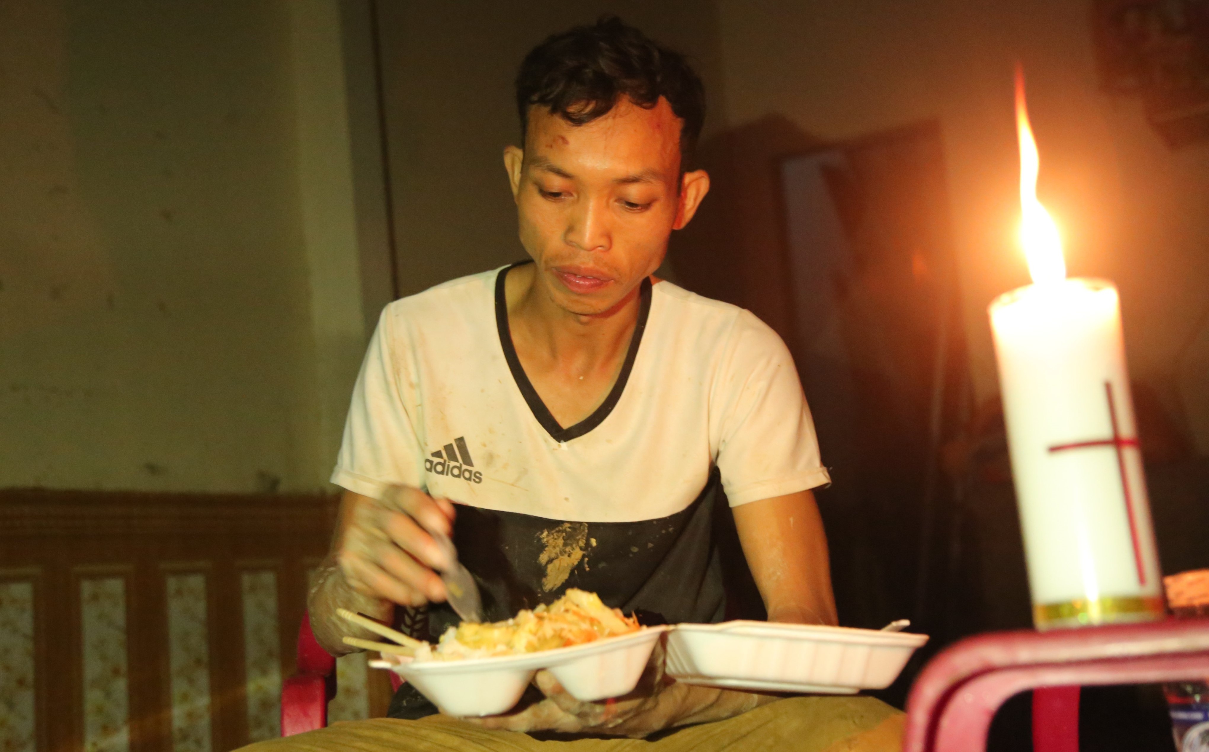 'Lu cuon het roi, gio chi mong co tien dua vo di sinh no' hinh anh