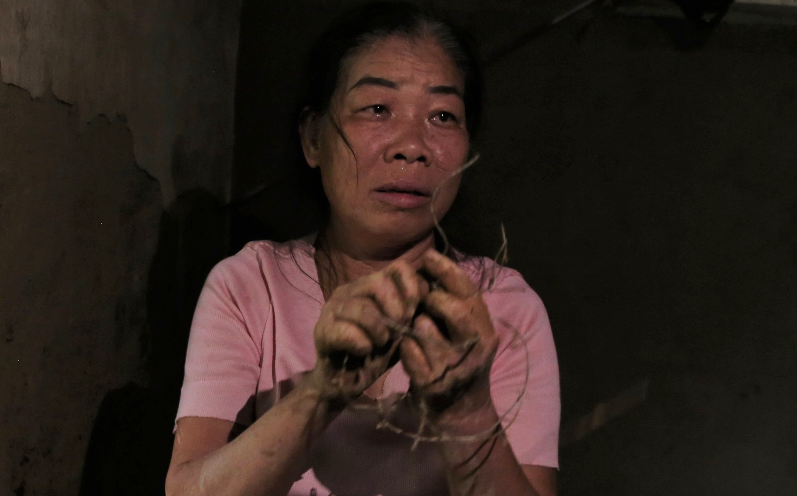 Nguoi dan bat khoc vi trang tay sau con lu du hinh anh