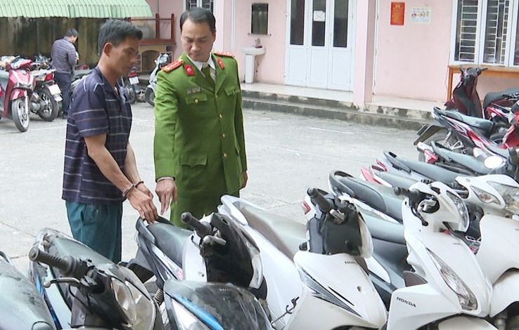 Bat ke chuyen deo khau trang trom 11 xe may hinh anh