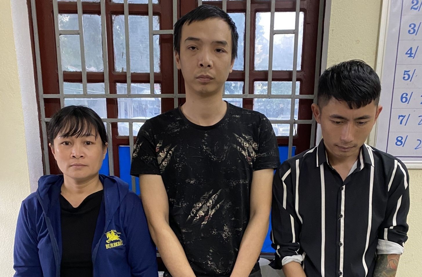 Bat nhom cuong doat tien cua thuong lai hinh anh