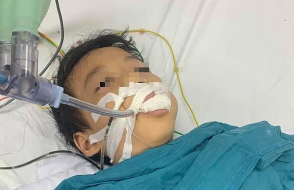 Be gai 6 tuoi an nham thuoc diet chuot hinh anh