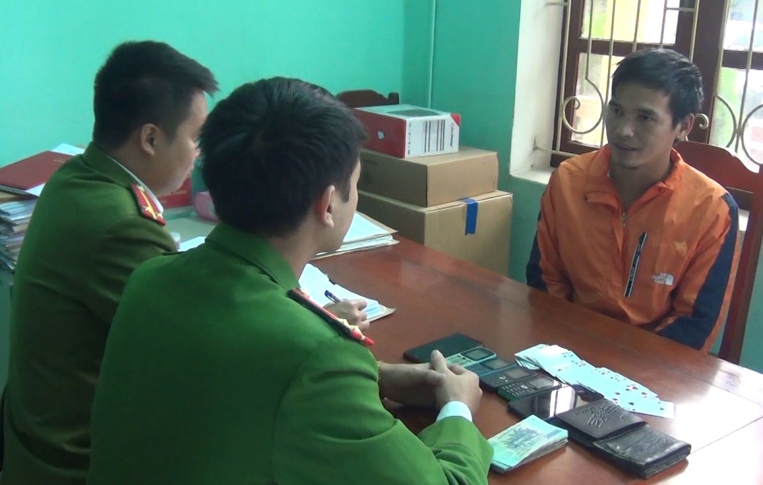 bi bat sau buoi tiec tan gia anh 1