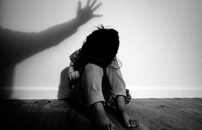 Dieu tra vu 2 be gai nghi bi xam hai tinh duc hinh anh