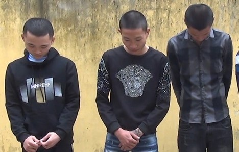 6 thanh nien mo tiec ma tuy o canh dong hinh anh