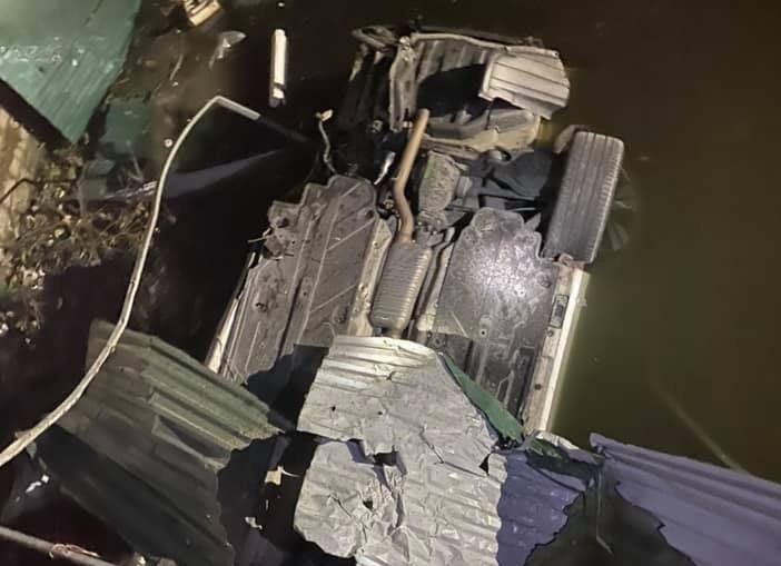 Mercedes lat ngua duoi kenh, tai xe tu vong hinh anh