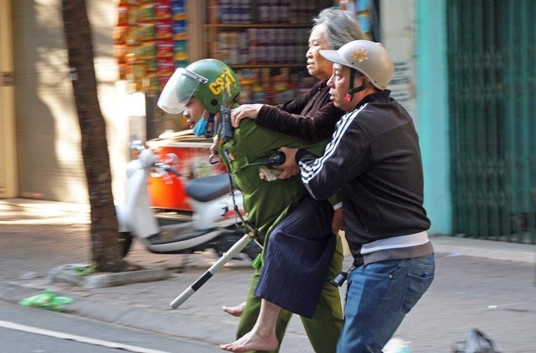 Canh sat pha cua, cuu cu ba khoi dam chay hinh anh