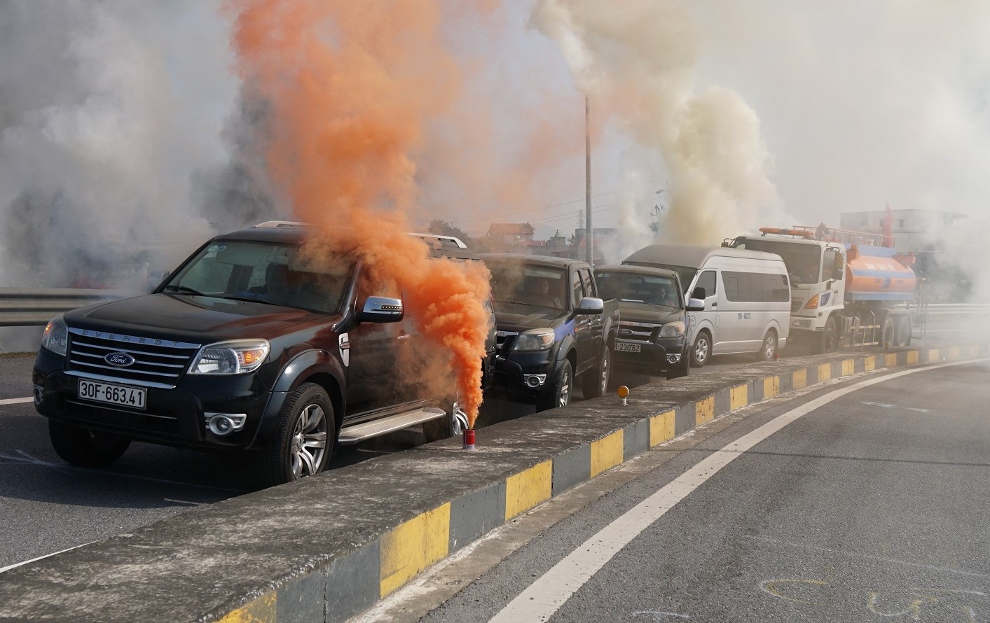 Dien tap tinh huong 5 oto dam lien hoan o cao toc Ha Noi - Hai Phong hinh anh