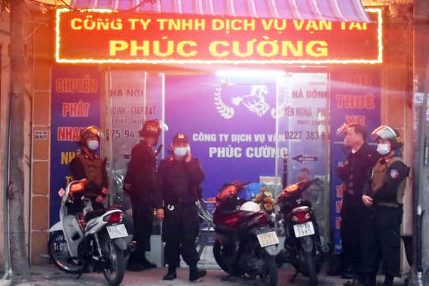 Bat giam doc cong ty Phuc Cuong, thu nhieu dao kiem hinh anh