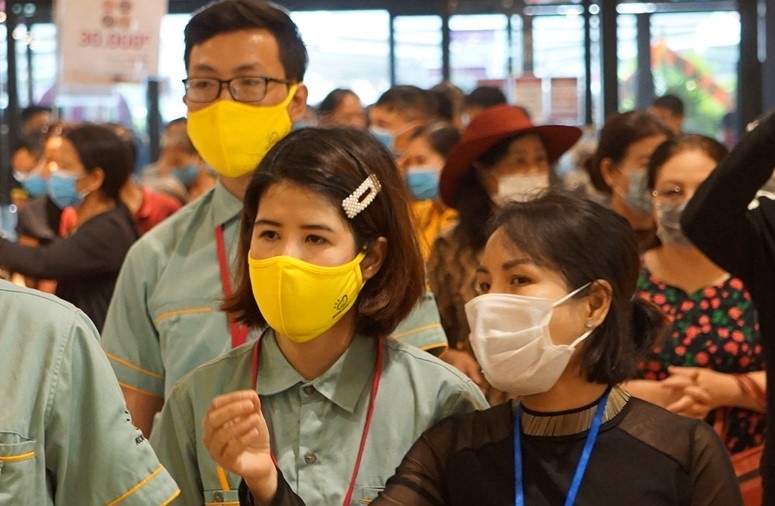 Nhieu nguoi bi moc tui trong ngay khai truong Aeon Mall Le Chan hinh anh