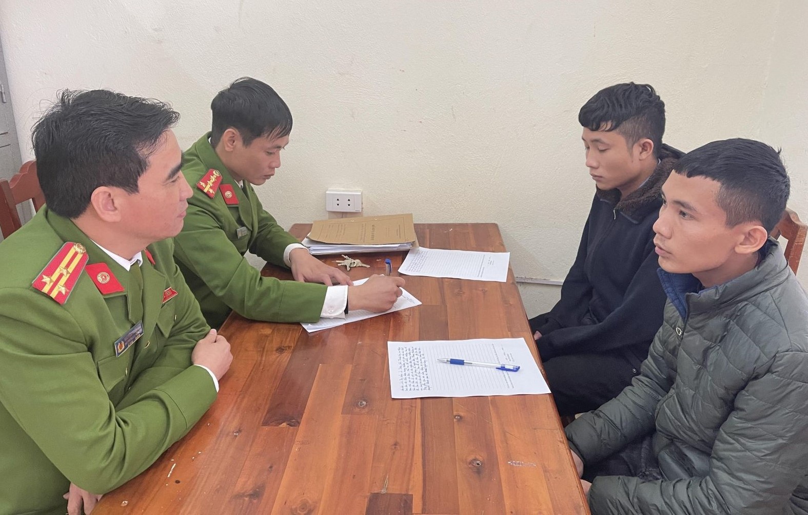 Cap doi lua trung thuong bi bat hinh anh
