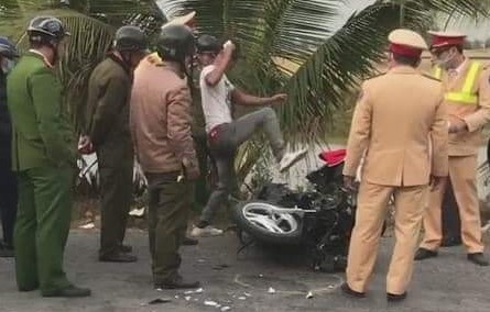 Thanh nien thach thuc canh sat da den trinh dien hinh anh