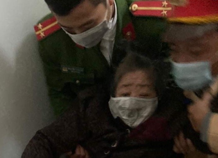 Cuu cu ba 83 tuoi mac ket trong can nha chay hinh anh