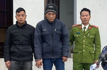 Hai ke trom cho chong tra cong an hinh anh