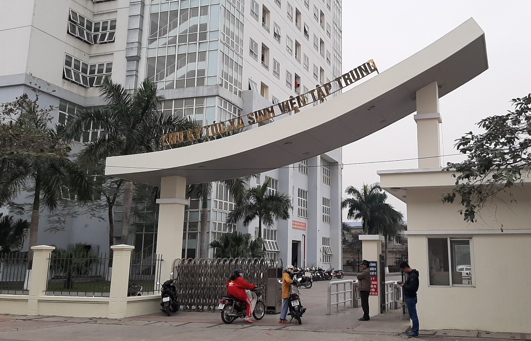 bị đuổi vì nghe điện thoại ngoài hành lang ảnh 1 bi duoi vi nghe dien thoai ngoai hanh lang anh 1
