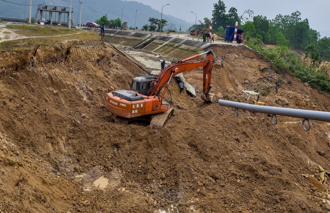 Thu truong Bo Nong nghiep xin loi vi su co dut gay kenh 4.300 ty hinh anh