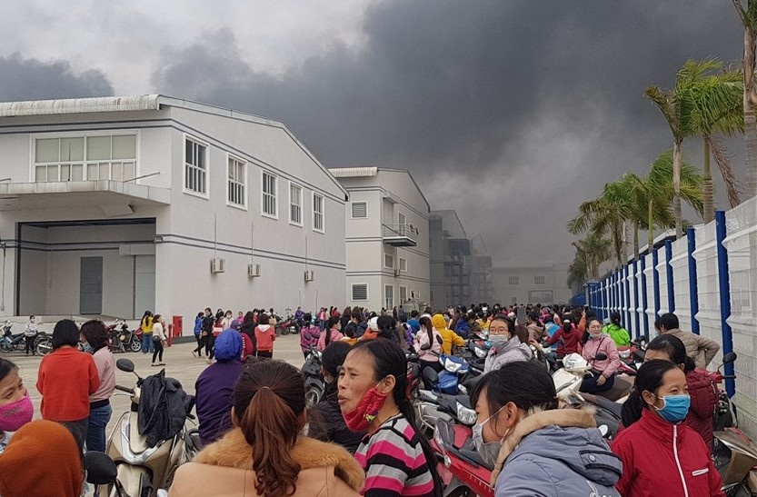 Chay cong ty giay, hang nghin cong nhan thao chay hinh anh