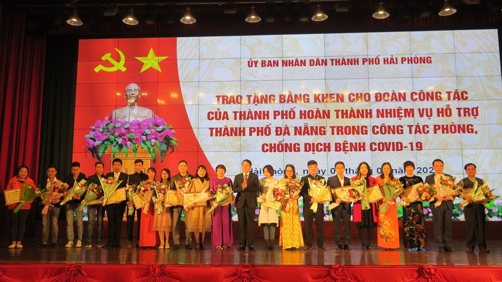 Hai Phong vinh danh bac si chong dich anh 1