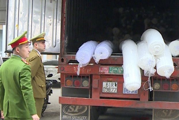 Phat hien xe container cho lo hang nhap lau tri gia 5 ty hinh anh