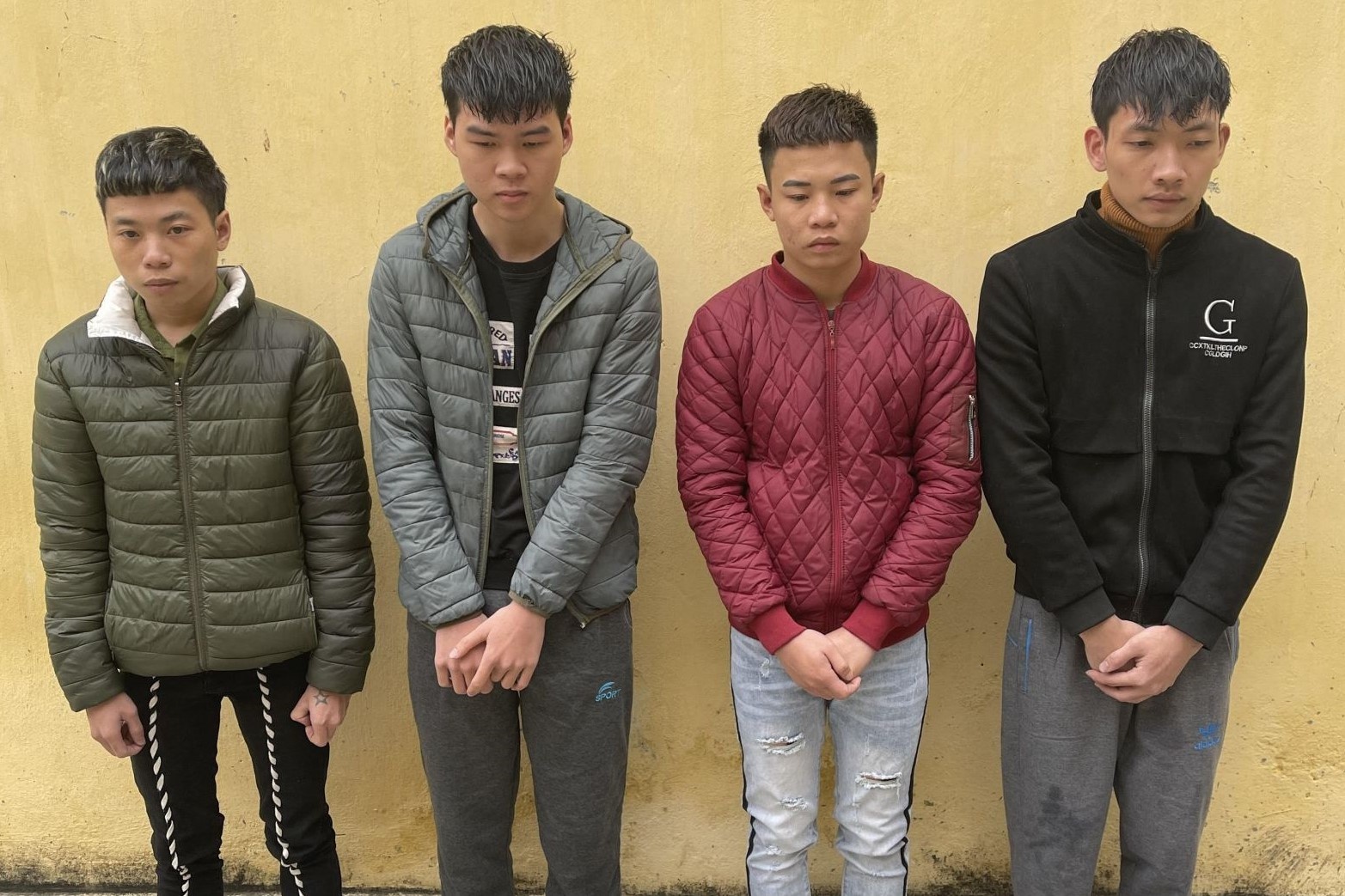 o nhom gia danh can bo ngan hang anh 1