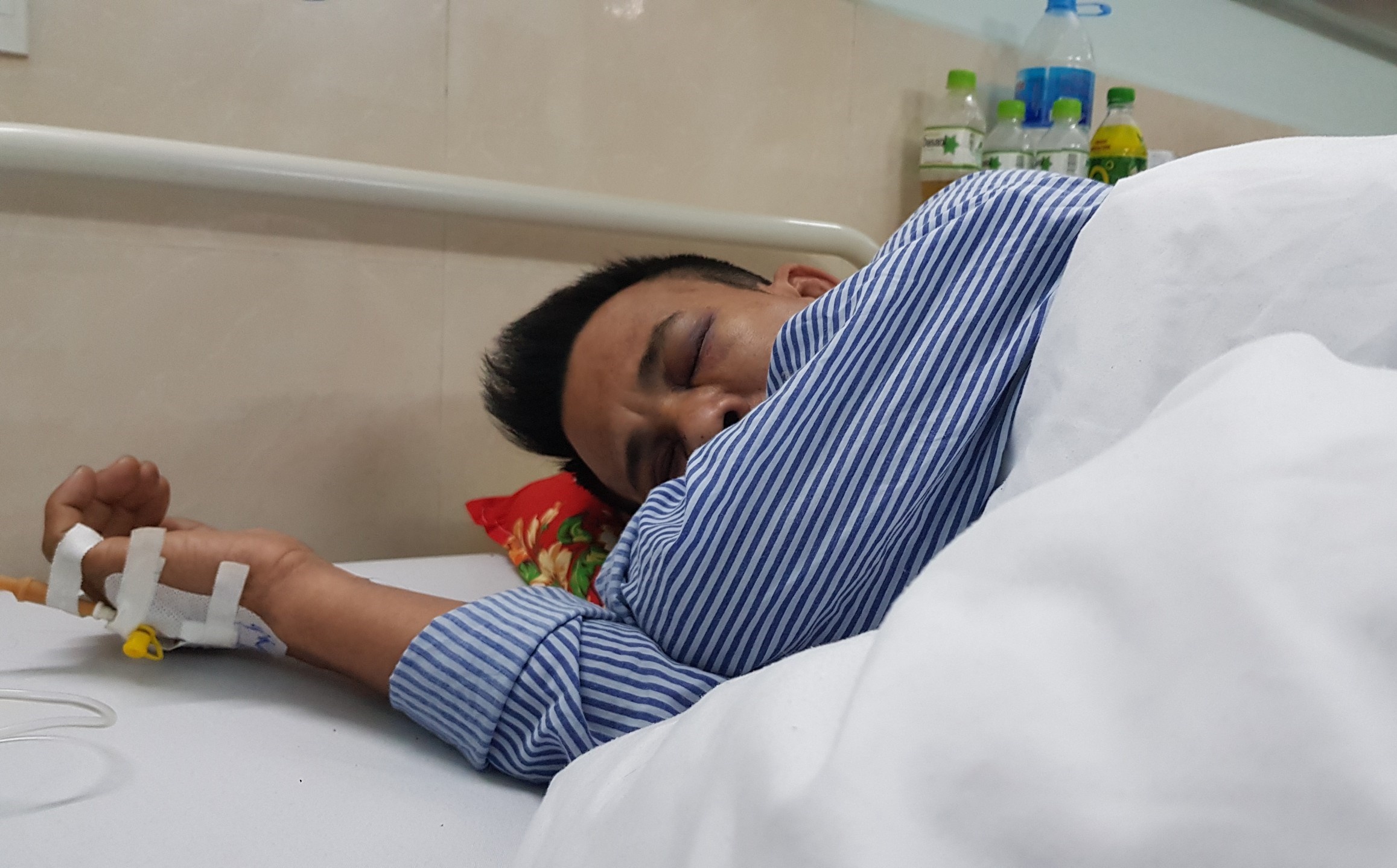 Nguoi dan ong bi hanh hung truoc cong benh vien hinh anh