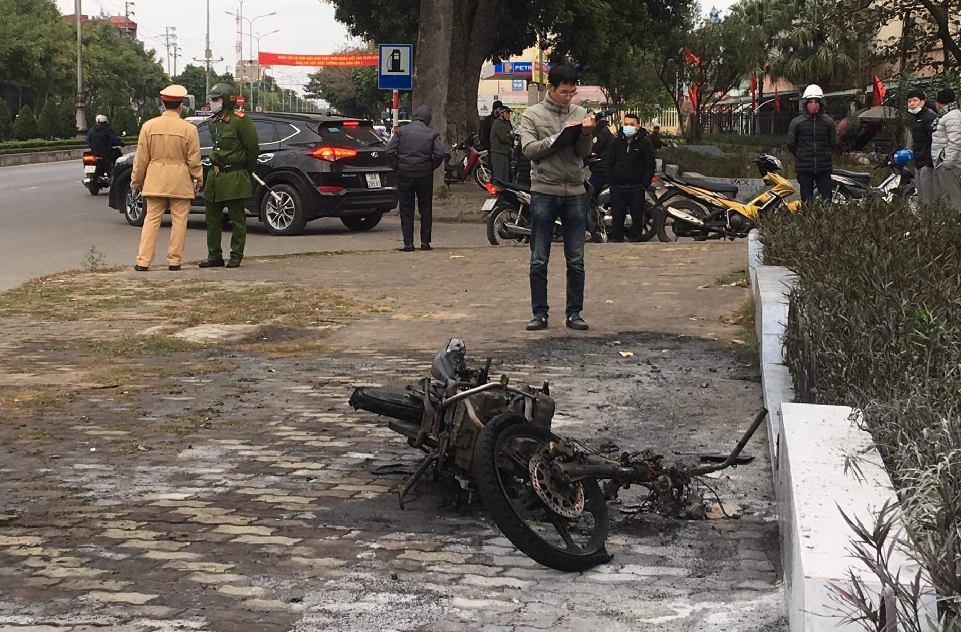 Dot xe may khi bi CSGT kiem tra anh 1