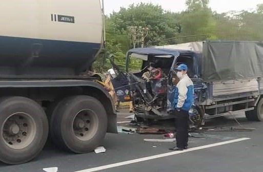 oto tai dam xe bon tren cao toc anh 1