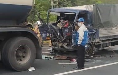 Oto tai tong xe bon tren cao toc, mot nguoi tu vong hinh anh