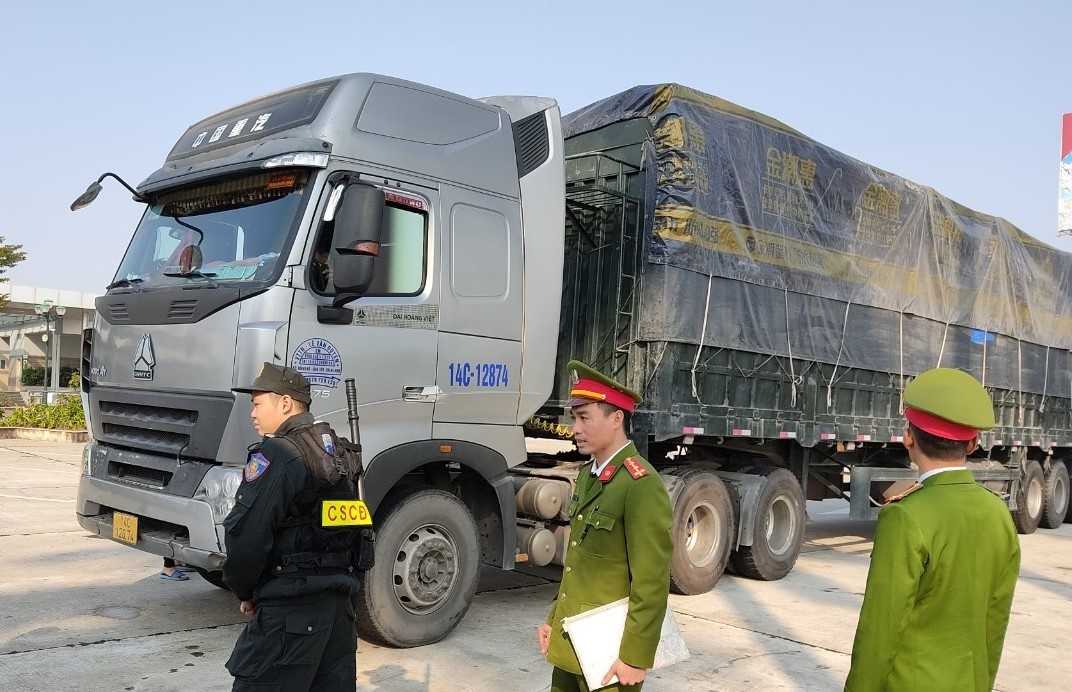 Chan doan xe van chuyen 300 tan hang lau hinh anh