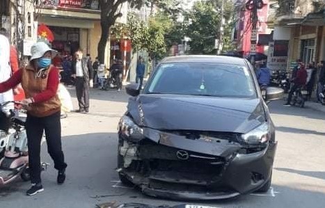 Va cham voi oto cua truong phong kinh te huyen, nam thanh nien tu vong hinh anh