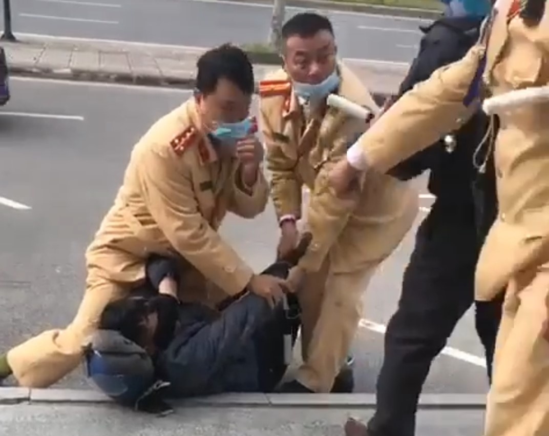 dung con tan cong canh sat anh 2