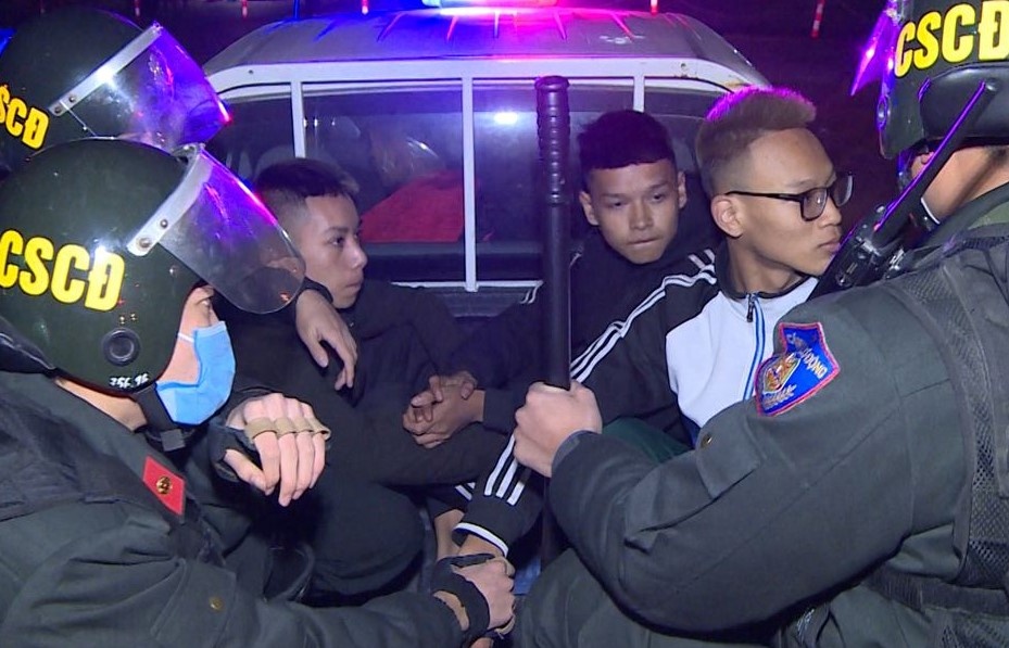 Nhom nguoi chay xe lang lach, treu choc canh sat hinh anh