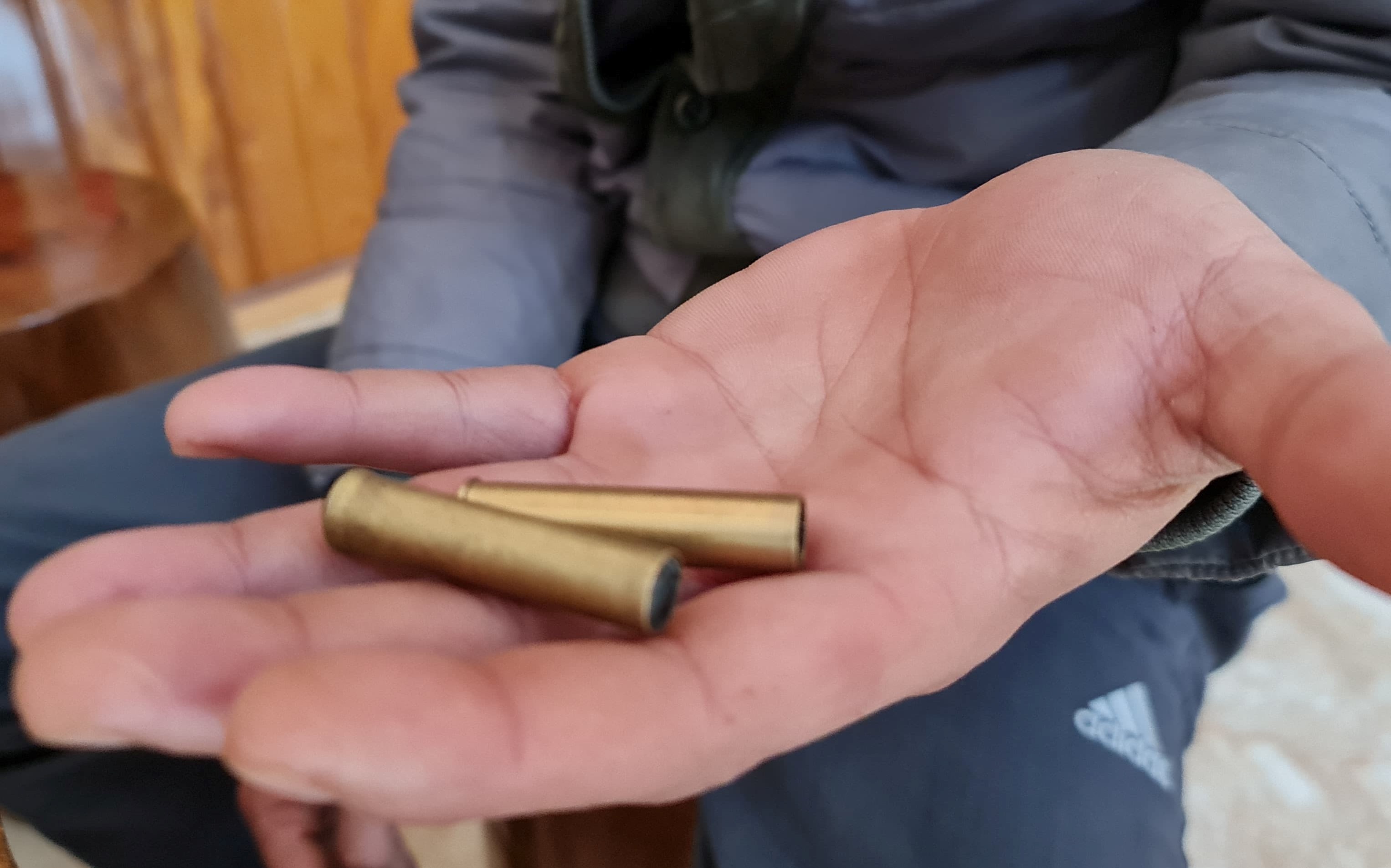 Trung uy cong an bi to no sung, danh dap nguoi dan hinh anh