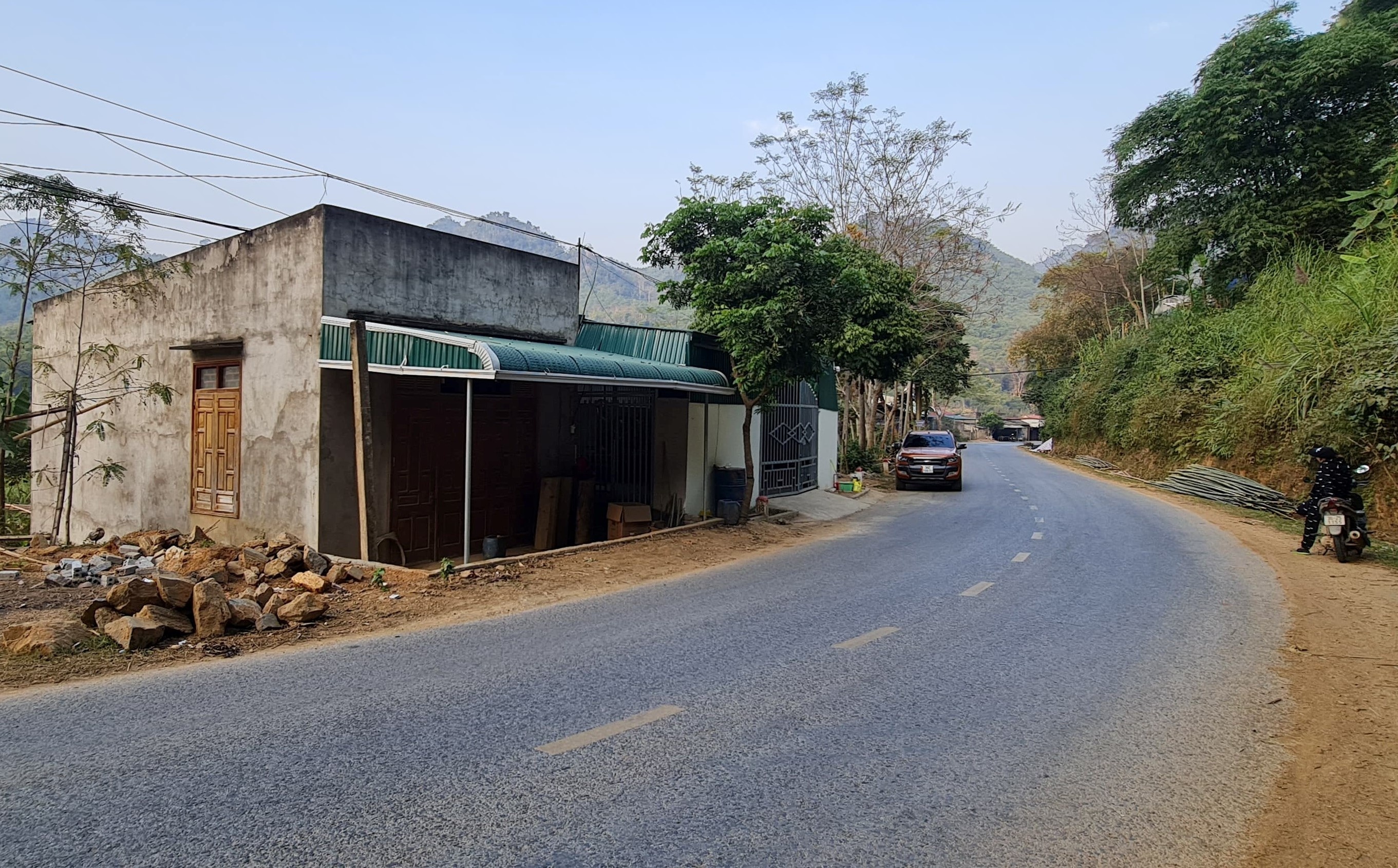 trung uy cong an no sung de doa anh 1