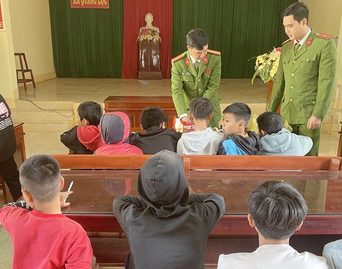 17 hoc sinh tu che phao anh 2