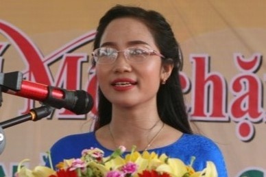 Nu hieu truong bi tong tien bang clip nhay cam hinh anh