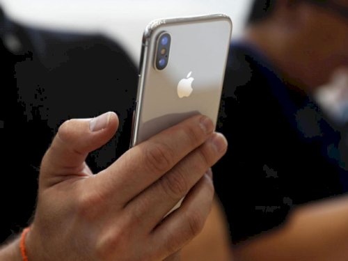 Co gai bi cuop iPhone 11 khi dung noi chuyen ven duong hinh anh